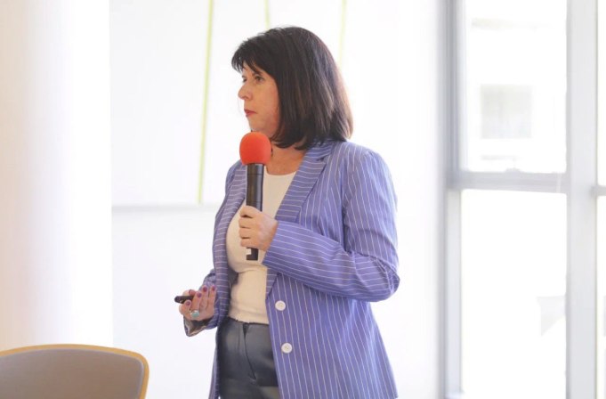 Soft, minimalistic professional portrait of a middle‑aged woman life coach and business mentor, natural soft light, light neutral background, clean composition, subtle smile, contemporary aesthetic, high‑resolution headshot, pastel accents, editorial style.